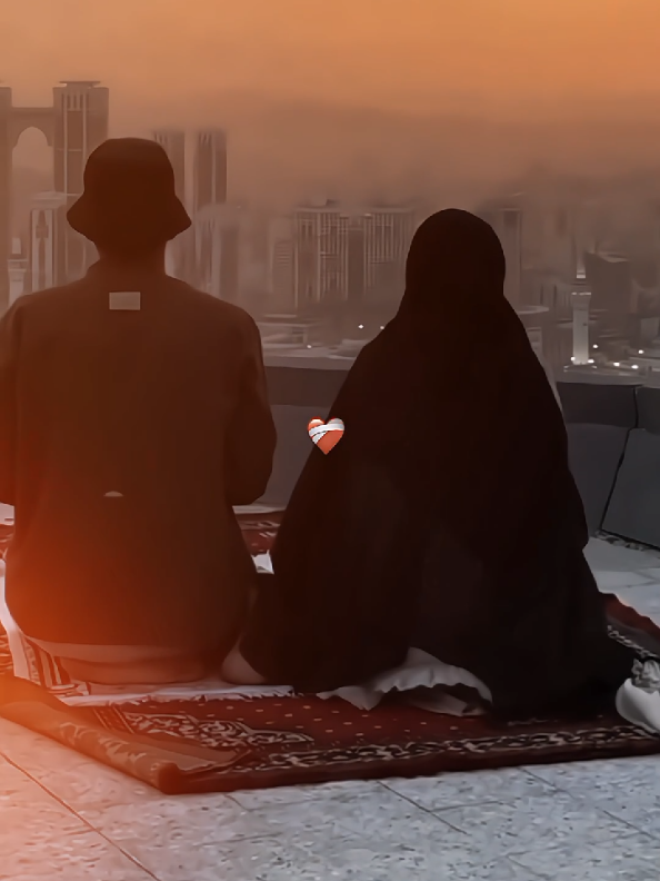 Di langit yang sunyi, tanpa suara, Terbit kisah dua jiwa yang sama doa, Tak saling tahu rupa dan nama, Namun cinta mereka bersujud bersama. Mereka bukan bertemu di keramaian, Bukan dalam pandangan atau kebetulan, Tapi dalam takdir yang Allah tuliskan, Di langit, tempat segala rahasia Tuhan. Dia memanggil-Nya dalam sepertiga malam, Dengan mata sembab dan hati yang dalam, “Satukan aku dengan hati yang tak pernah lelah, Menyebut-Mu dalam setiap langkah.” Satu lagi berdzikir dalam hening, Menanti seseorang yang hatinya bening, “Ya Rabb, kirimkan yang tahu arah, Yang mencintaiku karena Engkau semata.” Langit pun tersenyum pada dua jiwa, Yang tak saling mencari, namun saling menunggu, Dalam sabar, dalam doa yang sama, Tanpa tahu bahwa nama mereka bersatu. Mereka bertemu—bukan di bumi, Tapi di langit, dalam takdir yang suci, Di mana malaikat mencatat tanpa henti, Bahwa cinta ini bukan nafsu, tapi janji. Bukan cinta yang tergesa di pelaminan, Tapi cinta yang diuji dengan kesabaran, Bukan yang meluluhkan dengan kata manis, Tapi yang menguatkan saat dunia menangis. Kini mereka berjalan beriring, Langit menyaksikan dua insan yang saling menggenggam, Tak karena cantik, tak karena tampan, Tapi karena iman saling menyatukan tangan. Dalam senyap mereka bersyukur, Bahwa pertemuan ini bukan hasil mencari, Melainkan hadiah dari yang Maha Tahu, Bahwa dua hati ini telah lama bersatu. Bersatu di langit sebelum bumi tahu, Saling merindukan sebelum saling bertemu, Kini cinta itu turun seperti hujan rindu, Membasahi jiwa yang dulu menunggu. *ੈ♡⸝⸝🪐༘⋆˚☽˚｡⋆✎ᝰ.⋆.˚🦋༘⋆ • • • #xybca #oneday #whityou #masyaallahtabarakkallah #syair #syaircinta #puisi #katakata #sajakcinta #tulisantangan #kananasjh #bollywood #songindia #bollywoodsong #tabarakallah #fyp #fypviraltiktok🖤シ゚☆♡ 