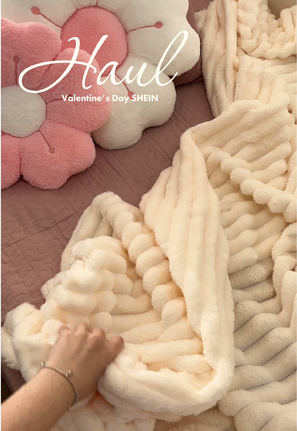 Estilo & amor lado a lado. Descontos SHEIN já liberados para o Dia dos Namorados! 🥹🧸💘 @SHEIN @SHEIN Brasil  Fique atento às novidades pesquisando e seguindo os nomes das lojas SHEIN: Nome da loja: s11224872 🆔 cobertor: 38066538 Nome da loja: Susielshome 🆔 Almofada de Flor: 52661675 Nome da loja: Susielshome 🆔 Almofada de Flor: 50450219 ✨ Pesquise 5KTRY para comprar minhas escolhas tendências na SHEIN!  ✨cupom: 25boredlornaBR para ganhar descontos! ✨ De 26 de maio a 8 de junho Até 95% de desconto em mais de 600 mil itens imperdíveis em promoção! #SHEINtrends  #SHEINDiaDosNamorados #SHEINforAll #sheinpartner 