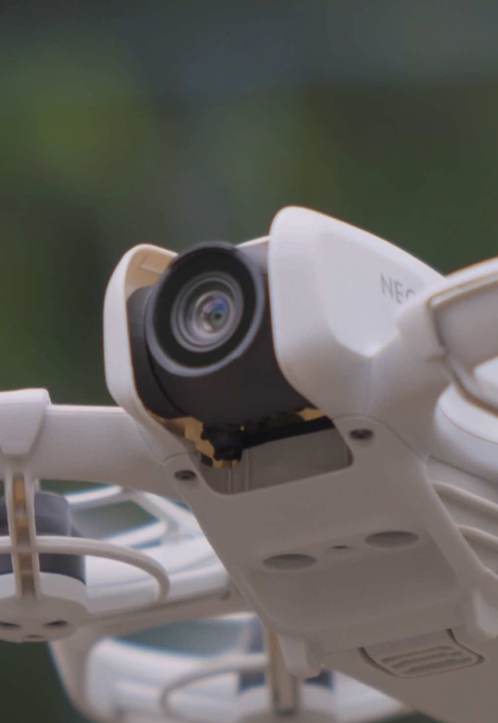 🚁 DJI Neo: pequeño, potente e ideal para capturar tus aventuras. Graba en 4K, vuela con seguridad gracias a sus protectores integrados y disfruta de funciones inteligentes como QuickShots y seguimiento con IA. Perfecto para creadores, principiantes o quienes buscan portabilidad sin perder calidad. Disponible en TecnoOutlet 👉 Escríbenos al DM y hazlo tuyo hoy.