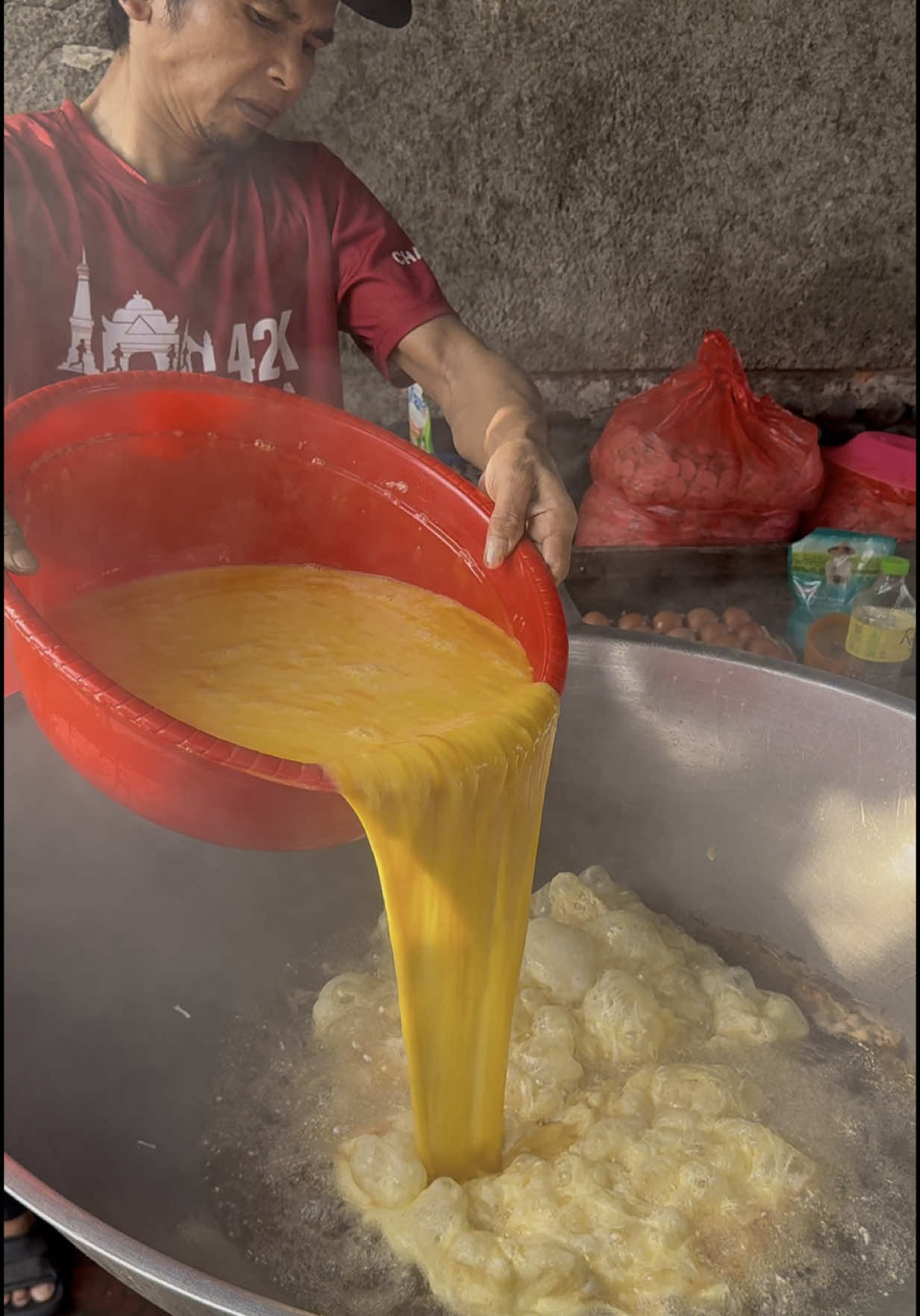 Famous Egg Fried Rice In Indonesia 🔍 Business name  Nasi Goreng Gila Gondrong Obama 01 Menteng 📍Address Jl. Besuki No.1, RT.3/RW.5, Menteng, Jakarta Pusat, Indonesia  💵 Price  Rp 25.000/$ 1.50 USD 