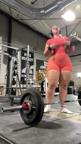 @SBTD App already has me questioning all my life choices after this first week! 😝💪🏼 New powerlifting program is underway! Link to join is in my bio! #powerlifting #sbtd #strongerbytheday #megsquats #Fitness #gymgirlie #deadlifts 