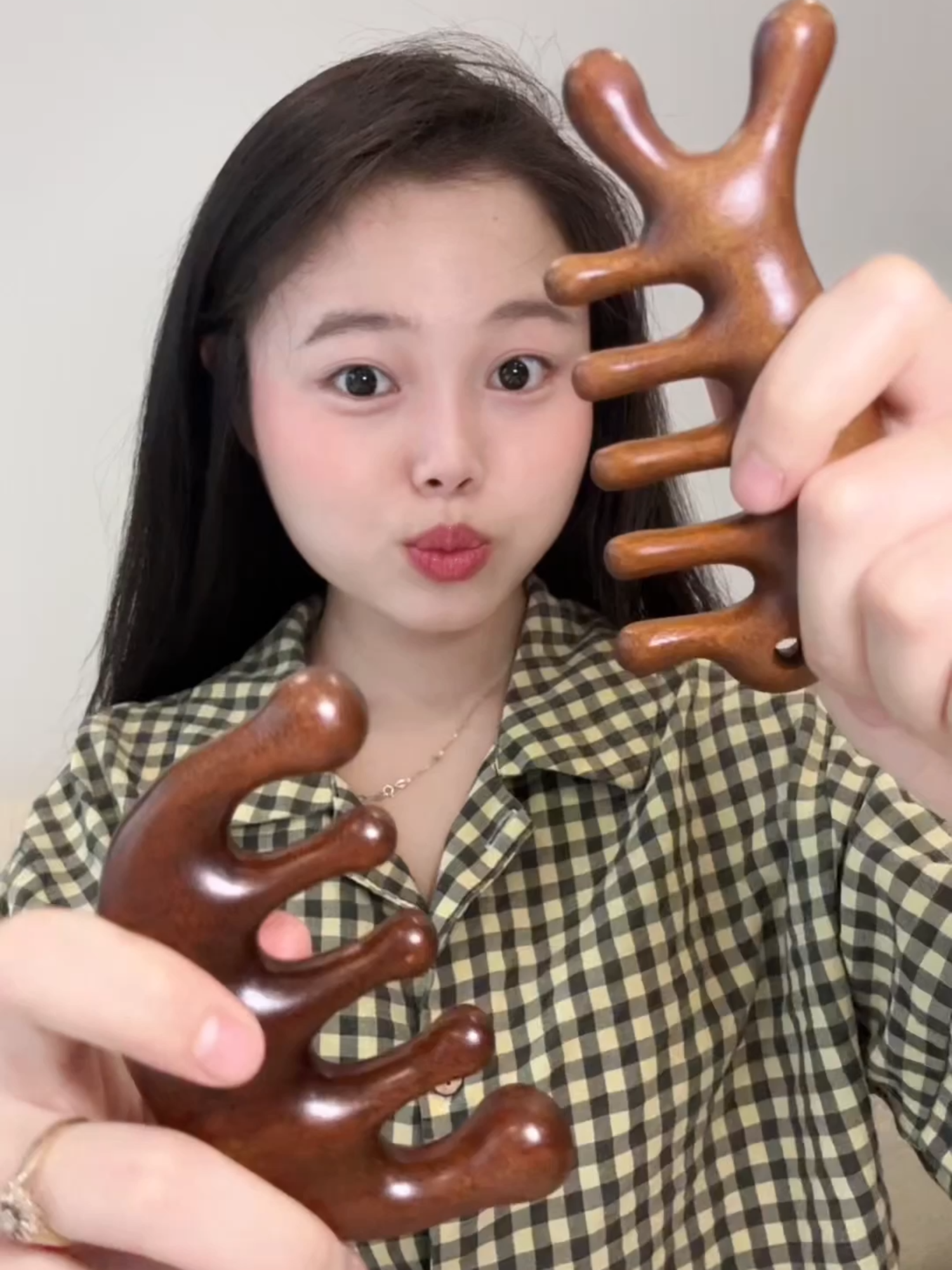 Lược gỗ đàn hương massage thư giãn siêu thích! Dùng cho da đầu, cổ vai gáy, mặt đều được nha 💆‍♀️ Thiết kế độc đáo – cầm chắc tay – càng dùng càng bóng đẹp! ##vijullyvietnam ##vijully #haircare #luocgo #luocgodanhuong #luocmassage #duongsinh #duongsinhdongy