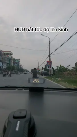 HUD hiện tốc độ lên kính lái cắm nguồn từ tẩu sạc là HUD chạy