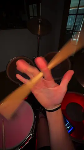 Heads Will Roll - Yeah Yeah Yeahs #pov #drums #drumcover #ukingstagelight #behindthesticks #fyp  @ukingsocial