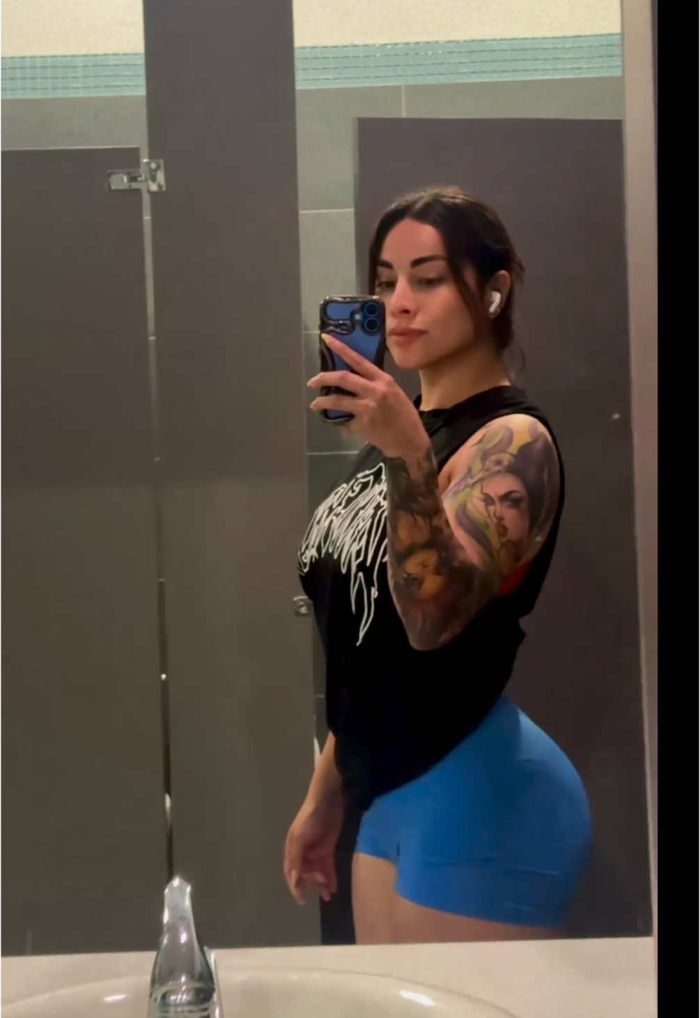 I don’t bring the table I bring the shelf 🫶🏻😗😂 #fyp #gymgirly #gymrat #sheila #latinas 