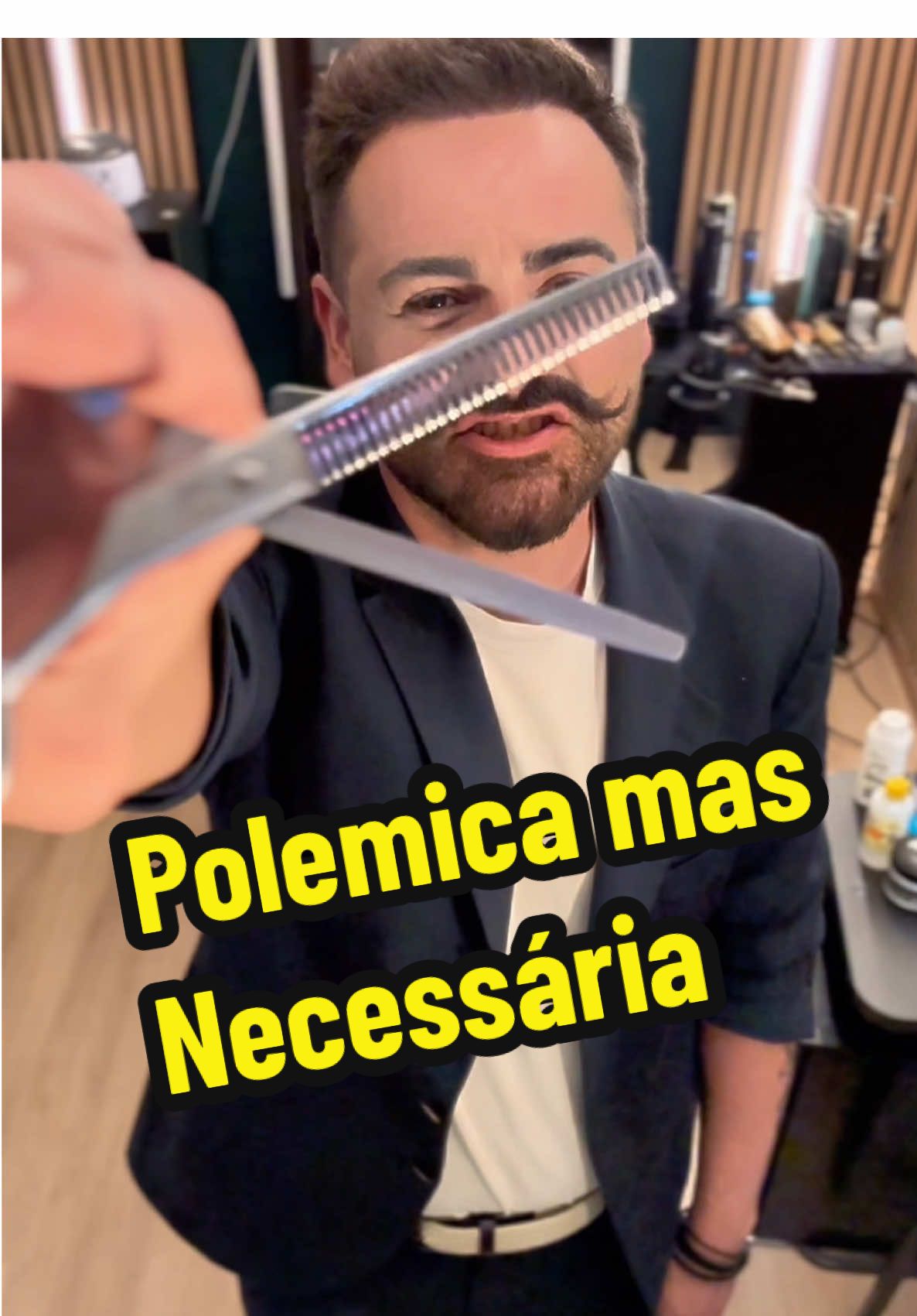 Essa aqui é a tesoura de desbaste – aquela com os “dentinhos” que muita gente subestima, mas faz toda a diferença no acabamento! 👉 Pra que serve? Ela é usada pra retirar volume sem alterar o comprimento, suavizar marcas de corte e dar leveza no caimento do cabelo. 👉 Como usar do jeito certo? 🔹 Sempre com controle! 🔹 Usa-se nas pontas ou meios, nunca na raiz – pra não criar buracos e causar o efeito rebote! Muito mais volume!! 🔹 Ideal pra cabelo grosso, pesado ou muito volumoso. 🔹 Trabalha com o cabelo seco ou quase seco, pra visualizar melhor o resultado. ❌ Evita o excesso! Senão o fio perde estrutura e o corte pode ficar falhado. 💡 Dica de ouro: testa primeiro numa mecha escondida pra entender como o cabelo reage. 	#DicaDeCabeleireiro #FormaçãoCapilar #CorteProfissional 	#AprendizadoCapilar #DicasDeBeleza #TécnicaDeCorte # #TesouraDeDesbaste #CabeleireiroEmTreinamento #SegredoDoCorte #CorteComTécnica #CabeleireiroPortugal #barbeiroportugal #barbeiromoderno #barbeirosdobrasil💈🇧🇷 #BarbeariaModerna #ReelsDeBeleza #ConteúdoDeCabeleireiro #CabelosComEstilo #HairTips #HairTechnique #HairEducation #HairTools #HaircutTutorial