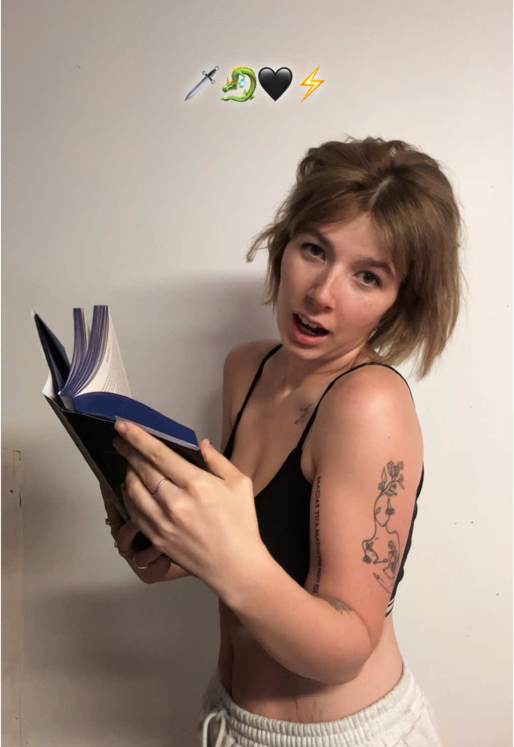Took to his mamas house✅ Wifed✅ #BookTok #bookish #bookishcosplay #violetsorrengailcosplay #violetsorrengail #empyreanseries #fourthwing #ironflame #onyxstorm #xadenriorson #xadenandviolet #dragons #romantasy #enemiestolovers #jealousxaden #jealous #angst 