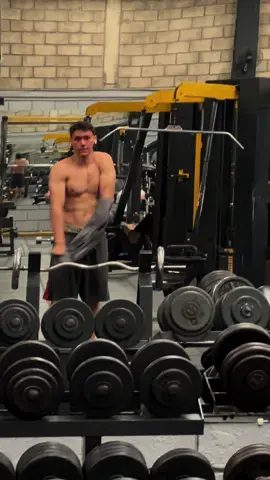 Siempre modo gladiador 🥷#fyp #entrenamiento #phunk #gimnasio #espalda #juacomarqeez 