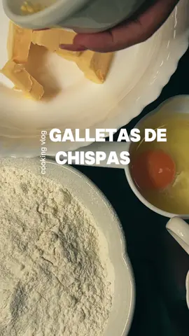 Recetas de galletas de chispas de chocolate🍪.                                 Ingredientes:                                     1/2 de mantequilla con sal 1/2 de azúcar crema  1/3 de azúcar blanca  1/2 cdta. Sal  1/2 cda de vainilla  1 huevo  2 cda de maicena  1/2 cdta de baking soda  1/2 cdta de polvo de hornear  2 tazas de harina todo uso  1 1/2 taza de chispas de chocolate     #recetas #pasteleria #postres #recetasfaciles #bakingtiktok #baking #cookies #galletas 