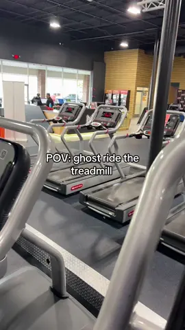It literally just started running on its own 😳 #treadmill #gym #fypp 