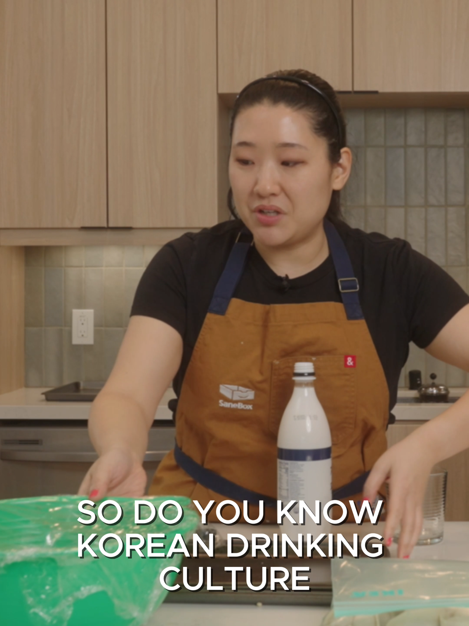 🚨New MINISODE out now! Do y’all know the rules of Korean drinking?! 🥃🇰🇷No pouring your own drink. Turn your head when you sip. Elders first. @dulcesloan @chrissychoi15 #chasingkdramas #koreanculture #koreandrinking #soju #makgeolli  #kdramas #눈물의영왕 #K드라마따라잡기 #김수현 #김지원 #박성훈  #k드라마  #眼泪女王 #韩剧 #kdrama