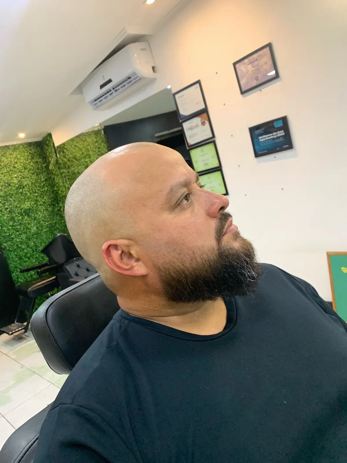 Cada corte representa técnica, cuidado e dedicação ao detalhe. Mais do que um visual, entregamos confiança, estilo e personalidade. Compromisso com a excelência em cada atendimento. Qual corte representa você? #barber #barbershop #barbearia 