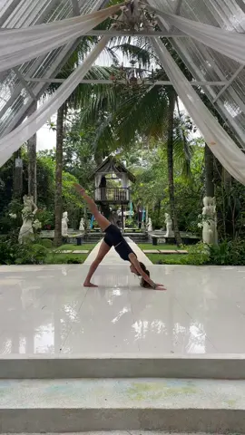 Will never get over this flow #yoga #yogateacher #flow #movement #balance #yogalife #ytt #bali #houseofom #yogalove #fyp 