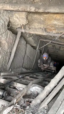 Pulling back mine workers from blackdiamond mining tunnel underground 3000m toward the surface. #blackdiamond #gemstone #gemstonemining #diggingfordiamond #mining #digging #blackdiamondmine  #minecrafttunnel 
