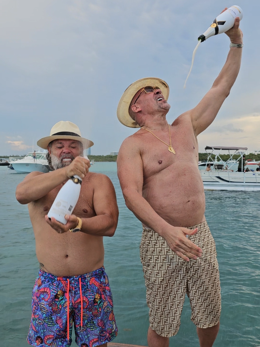 Las olas rompen detrás de nosotros 🌊, el sol calienta nuestras espaldas ☀️… y la libertad nos permite vivir esta vida. Honramos a quienes lo dieron todo por momentos como estos 🙌🏼 👉En menos de 24 horas alguien ganará $100,000 en relojes y un viaje a Miami (haz clic en el enlace del perfil)⌛☝️🔥 . #RecordandoSiempre #DíaDeLosCaídos #Libertad #CrmLife #Bling #Agradecido