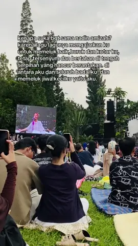 Terima kasih nadin untuk semua karya indahmu, yang memeluk raga kecil ku 🥹🫀💔#nadinamizah #berpayungtuhan @nadin⋆.ೃ࿔*:･ 