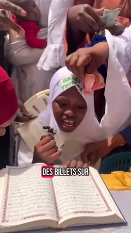 Les images de cette jeune musulmane qui a reçu des billets sur elle en lisant le coran.. #pourtoi 