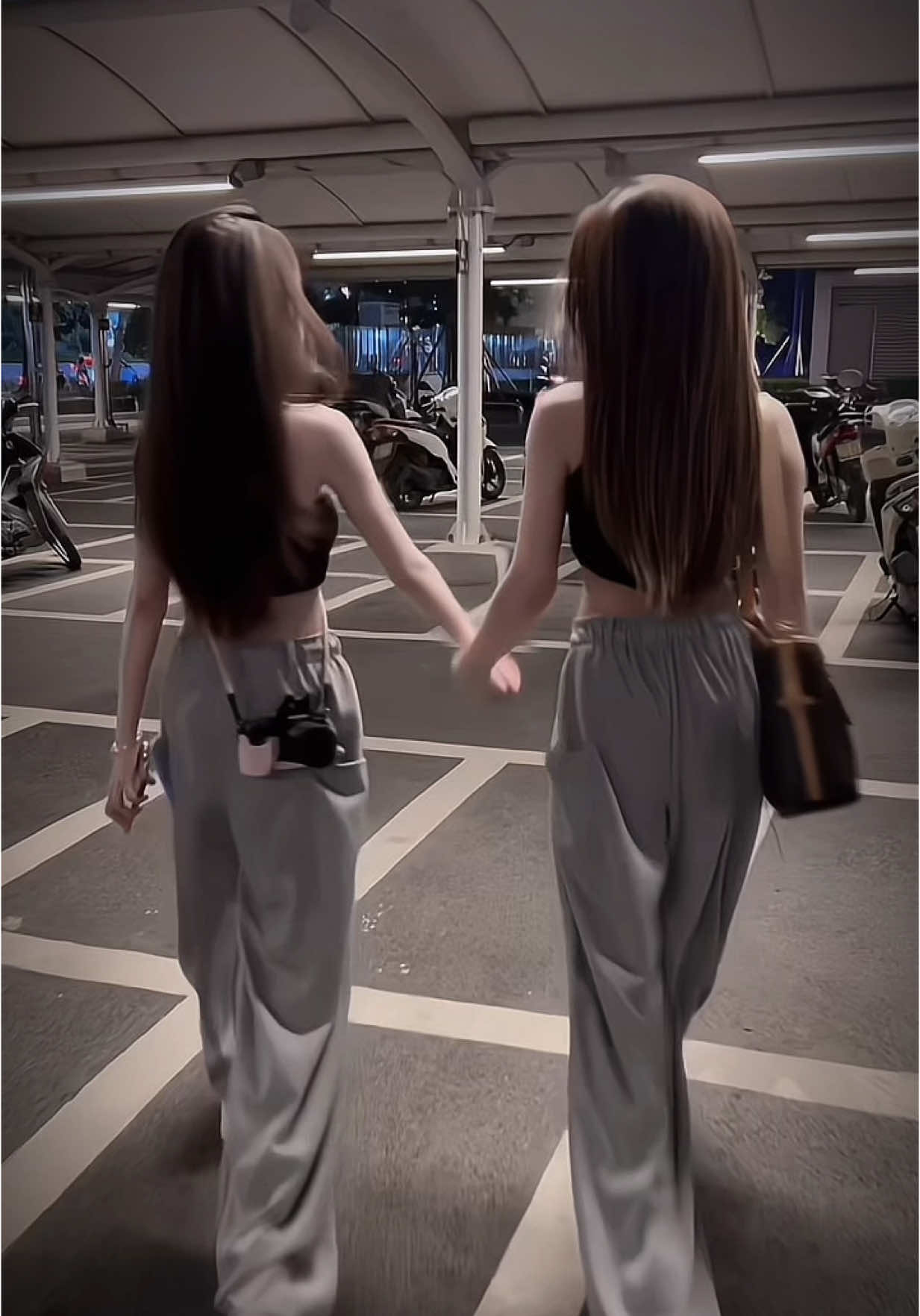 Trách ai ăn ở hai lòng, đang chơi với phượng thấy rồng bay theo 😀 #CapCut #hanhsino #xuhuongtiktok #trending #outfit 