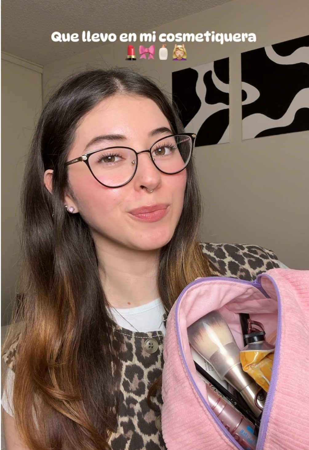 No llevo mil cosas, pero sí las que necesito para estar siempre lista 💄🪞🧴🪄 Por eso diseñé Amelie: una cosmetiquera práctica y con estilo, perfecta para guardar desde lo más pequeño hasta esas cositas que no quieres dejar atrás 💌✨ Ya está disponible en la web @ivenusa design y me encantaría saber… ¿qué cosas llevarías tú en la tuya? 🤭🫶🏻 #ameliebag #makeupbag #cosmetiquera #essentials #beautyessentials #bagorganizer #baglover #girlythings #Makeup #beautycare #beautyroutine 