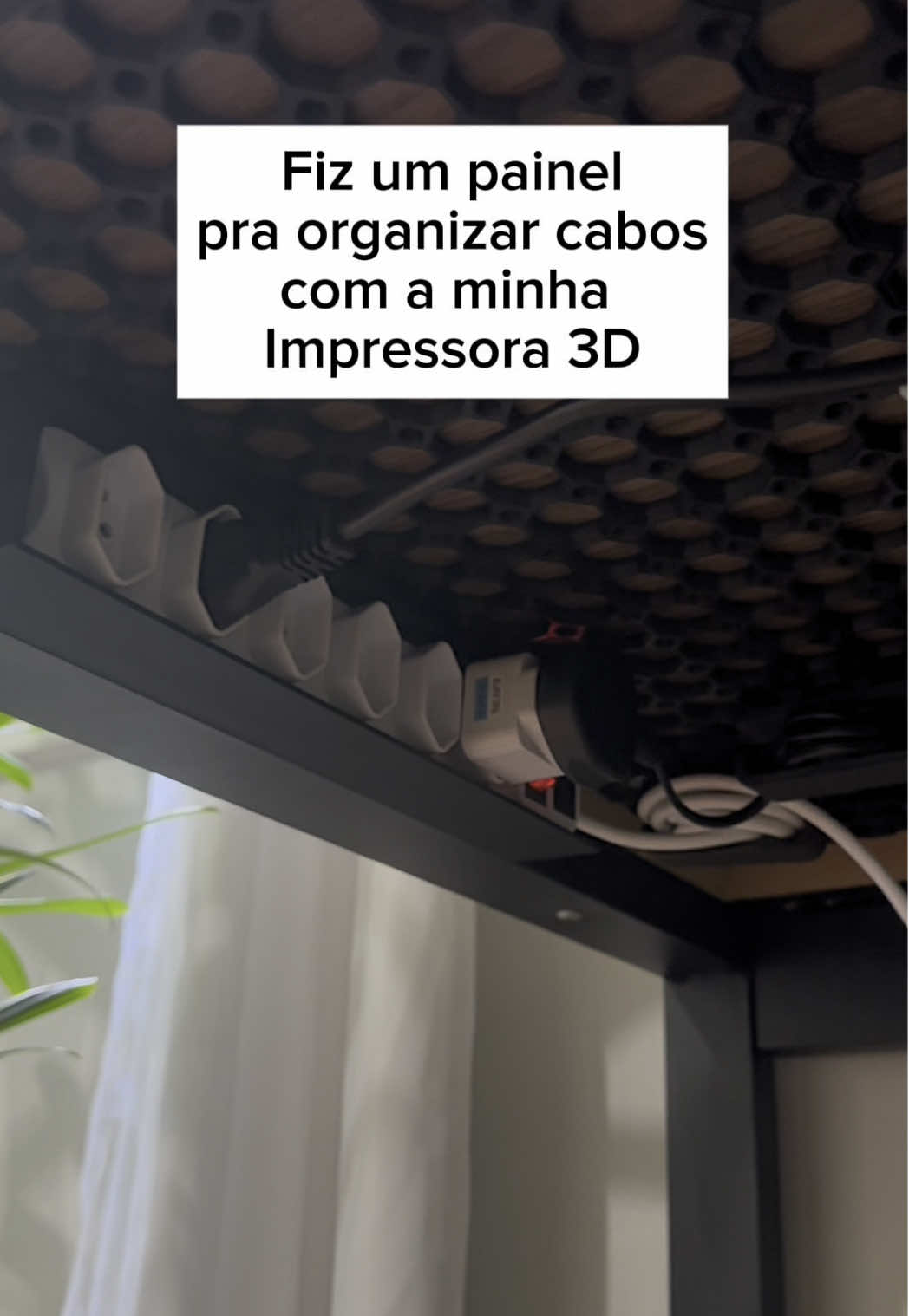 Imprimi o melhor organizador de cabos que existe com minha Impressora 3D! Meu escritório agora é outro 👌 #3dprinting #impressao3d #setup 