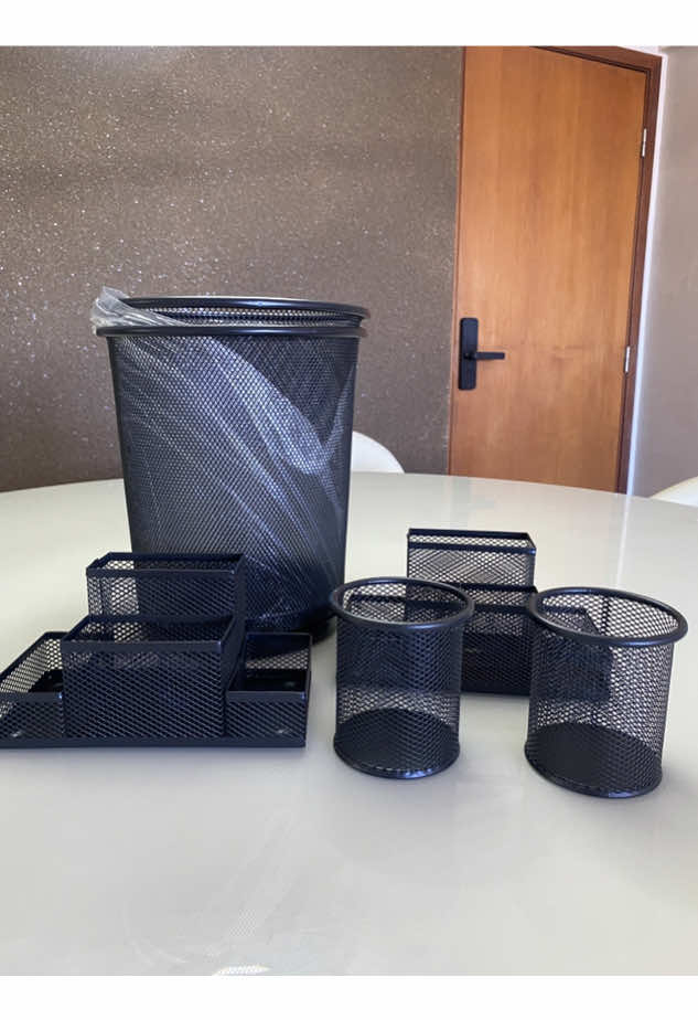 Genteee! Achei na Shopee o MELHOR kit pra deixar seu cantinho de trabalho ORGANIZADO e ESTILOSO! 😍 🖤 Vem com uma lixeira de 10 litros — perfeita pro escritório ou home office — e um organizador de mesa MARA, com espaço pra canetas, bloquinhos, clipes, carregador e tudo que você quiser! ✨ ✔️ Cor preta, super elegante ✔️ Compacto e funcional ✔️ Preço de Shopee, né? Aquele baratinho que a gente ama! 🛒💸 💬 Se você ama um ambiente arrumadinho e com tudo no lugar, corre pra garantir o seu! Link tá na bio! 😉 #ShopeeAchadinhos #Organização #EscritórioEstiloso #DicaBoa #TikTokMeFezComprar #HomeOfficePerfeito