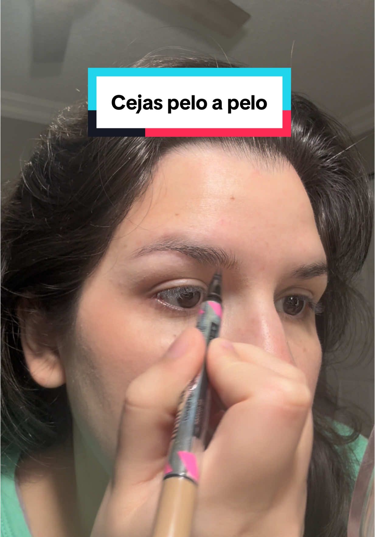 Cejitas pelo a pelo 🪄 No me quedaron 100% perfectas, pero fue error mío al escoger el tono 😅 El producto sí cumple con lo que promete: trazo fino, preciso y se ve super natural. ¡Solo asegúrate de elegir bien el color! 👌🏼✨ #browpen #eyebrowtutorial #naturalbrows #makeupreview #beautyhacks #CapCut 