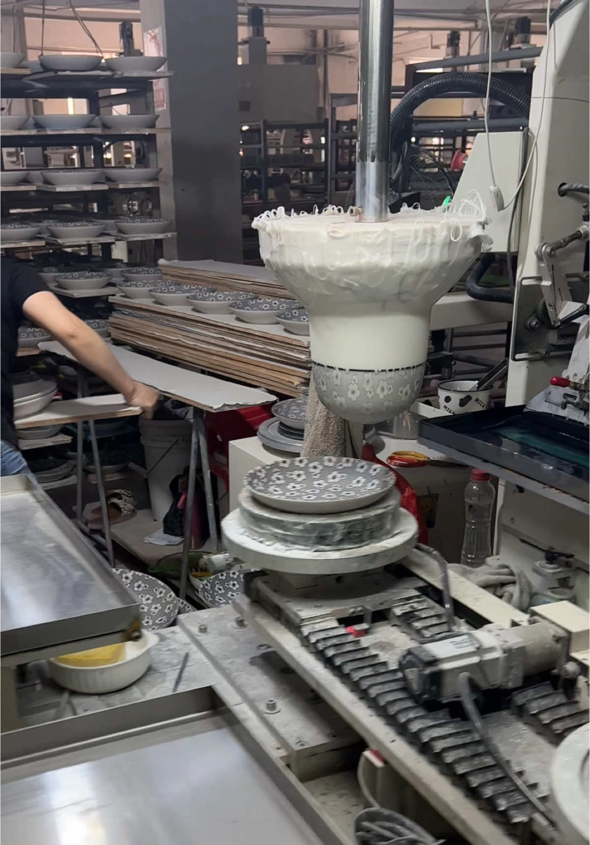 duang! There is a flower-making machine hidden in the ceramic factory! ⚙️Guess how many flowers this production line can make every day🌺❓❓#StampingPro #CeramicArt #SatisfyingCeramics #oddlysatisfying 