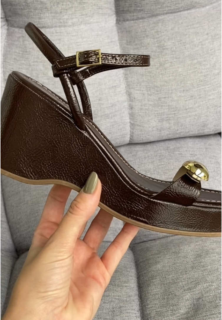 A sandália perfeita tá aqui e podemos provar 😍 Já marca o seu mozão nos comentários pra deixar essa #dicadepresente para o Dia dos Namorados 🤭 Sandália Gabriela Marrom (5203305): 5x sem juros de R$26,00 no cartão Ouze ou R$129,99 *Condição de parcelamento exclusiva para cartão Ouze e STZ Shop. Demais cartões em até 3x sem juros. Parcela mínima de R$19,99. #studiozcalcados #sapatosfemininos #diadosnamorados #amordoseujeito