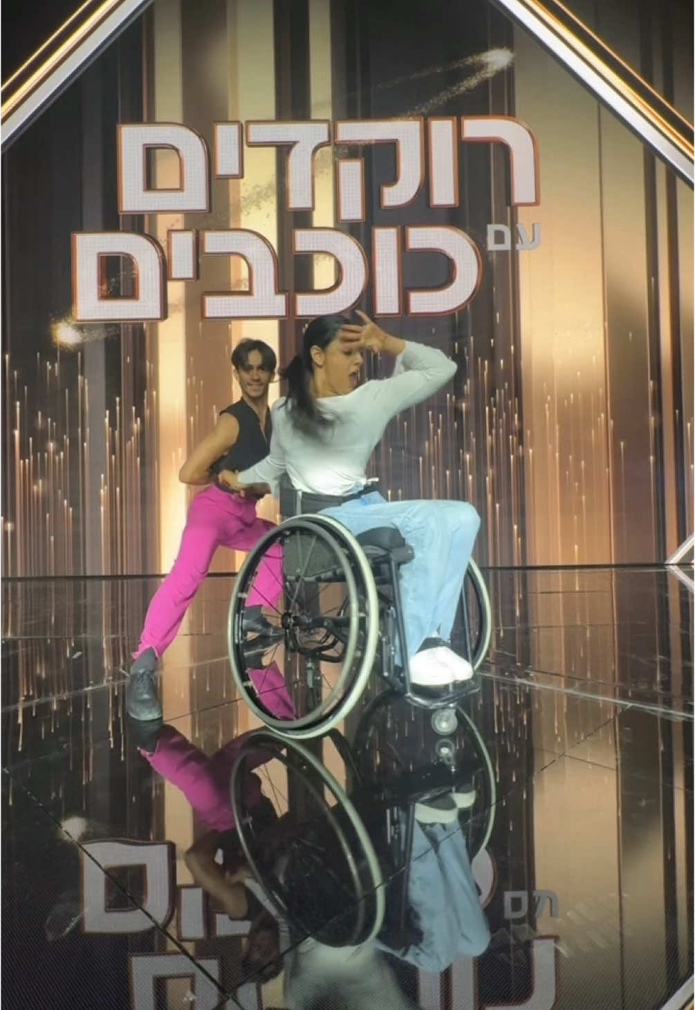 ראינו שאהבתם את הסרטון שעשינו בסטודיו אז ברור שנצלם לכם משהו אחרי הפרק 🤩 מה חשבתם על הפרק הראשון?  💫💃🕺🪩🌟  #רוקדיםעםכוכבים #wheelchairdance #ריקודיםסלוניים #dwts #dance #ballroomdance #chacha
