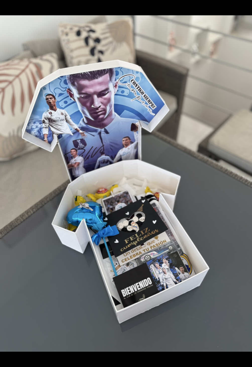 ⭐️ El box más top para fans de CR7 ya está aquí ⭐️ ¡Sorprende a tu bicho lover con una caja en forma de camisa del Real Madrid temática de Cristiano Ronaldo! 🏆🌟 Imagínate abrir una caja y encontrar todo lo que un verdadero fan de CR7 sueña ❤️⚽: 🌟 Camiseta del Real Madrid (modelo inspirado en CR7) 🔹 Stickers exclusivos de Cristiano Ronaldo 🫶🏻 Caja de chocolates vizzio personalizada 🍫 Chocolates Bon o Bon para endulzar el momento 🎈 Globo mini personalizado con frase tipo “Siiuuu” 📸 Fotos íconicas de Cristiano en sus mejores momentos 🎉 Tarjeta 3D personalizada con diseño de CR7 🚗 Carrito Hot Wheels intervenido con estilo CR7 📄 Tarjeta de bienvenida personalizada con mensaje especial Todo empacado con amor, estilo y mucha pasión futbolera ❤️🏀 Ideal para sorprender en su cumpleaños 🎂, aniversario o simplemente porque sí. Si tienes a alguien que grita “SIIUUU” hasta en sus sueños... esta caja es para él 🥳 ¡Haz que su día sea inolvidable con este box exclusivo! 🚀 #BoxCR7 #CristianoRonaldoGift #BichoLover #RealMadridFans #RegaloParaFans #CR7Box #DetallesPersonalizados #Siiuuuu #CajasCreativas #TikTokDetalles #IdeasCumpleaños #CR7Fans #CristianoLovers #HotWheelsCR7 #RegalosOriginales #CR7TikTok #piura #sweetsurpriseshop #regalospersonalizados #detallespersonalizados #perú  ✨ Etiqueta a esa persona que NECESITA este box en su vida ✨