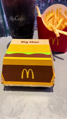 Me gustan los planes sencillos, coml ir a cenar al Mc Donald’s… en Times Square ☺️🇺🇸 #mcdonalds #bigmac #timesquare #newyork #nuevayork #cena #viaje #eeuu #unitedstates #estadosunidos 