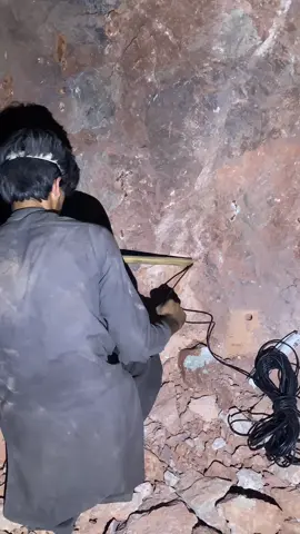 Himalayan Pink Salt extraction #himalayanpinksalt #pinksaltlamps #mining #minerals #undergroundmining #blackdiamond #coalmining 
