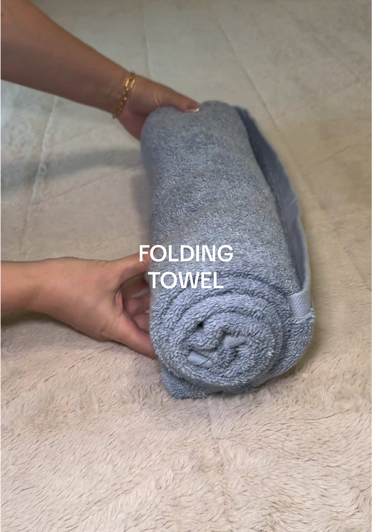 Learn this super simple towel folding trick — quick, neat, and space-saving! #TowelHack #FoldingHack #HomeTips #lifehacks #BathroomHack #organizingtips #hacks 