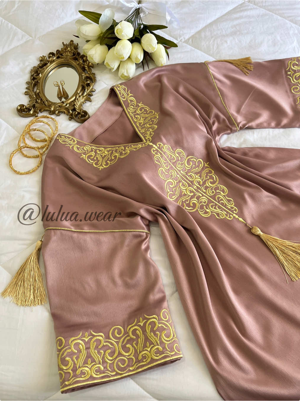 جبة العيد الاضحى 🌙🐏  بتطريز ذهبي فاخر⚜️⚜️ ولمسة ساتان ناعمة، جبّتنا صُمّمت لتكوني محط الأنظار في لحظات العيد 🌙🐏 اختاري الأناقة، اختاري Lulua wear 🌸 🏷️le prix:6000dzd(600الف) Taille1:(38,40,42) Taille2:(44,46,48) . . . #جبة #جبة_الدار_الجزائرية #جبة_جزائرية #جبة_العيد #عيد_أضحى_مبارك #قندورة #قندورة_المجبود_الجزائرية #قسنطينيات_الهمة_والشان👑الجزائريات_حضاره_تاريخ_اصالة_ثقافة #قسنطية #الجزائر 🇩🇿 #aïd #aidadha #nouvellecollection #collectionaid #constantine25 #fyp #foryoupage #foryoupage❤️❤️❤️foryou💞💞💜 