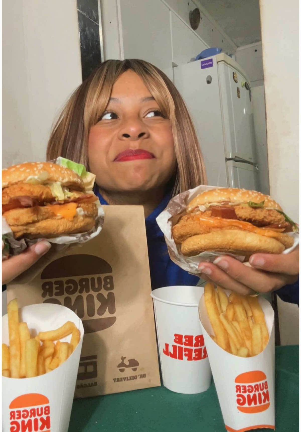 Do nada... a tia da fome?! Gravei o dia todo, não comi nada... e quem salvou foi o BK! Agora toda terça tem oferta com bacon, sim senhora! Corre pro BK e aproveita que essa é a última terça do Bacon! Confira as lojas participantes no link da bio. Os preços promocionais são válidos apenas às terças-feiras dos dias 15/04 a 23/05/2025 ou enquanto durarem os estoques e podem variar de acordo com a região e/ou restaurantes. O preço de 1 Chicken Duplo Barbecue Bacon OU Stacker Duplo Bacon + Free Refill por R$19,90, Whopper Barbecue Bacon + Free Refill por R$29,90 e Mega Stacker 2.0 OU Mega Stacker Cheddar 2.0 + Free Refill por R$34,90. Consulte os restaurantes participantes em: https://bit.ly/ TercaBacon. Itens adicionais ou troca de itens serão cobrados à parte. Oferta válida no BK Drive, app do BK e lojas físicas. Imagens meramente ilustrativas. TM & 2025 Burger King Company LLC. Usado sob licença. Todos os direitos reservados.