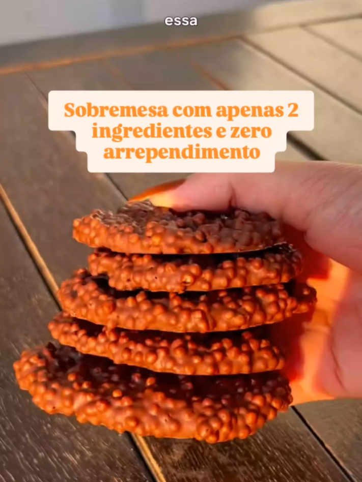 Docinho saudável, rápido e perfeito pra salvar aquela vontade de comer um chocolate sem culpa! Essa receita tem só 2 ingredientes, fica crocante, geladinha e mata a vontade de doce na hora! 😍 Ingredientes: – Chocolate derretido (de preferência sem açúcar) – Flocos de arroz Como fazer: 1️⃣ Mistura os dois (coloca mais flocos do que chocolate!) 2️⃣ Molda em mini porções e coloca sobre papel manteiga ou plástico filme 3️⃣ Leva ao congelador por uns 30 a 50 minutos Manda pra amiga formiguinha que PRECISA dessa receita saudável! 💌 Créditos: @dudaschmitttt #receitas #chocolate #dieta 