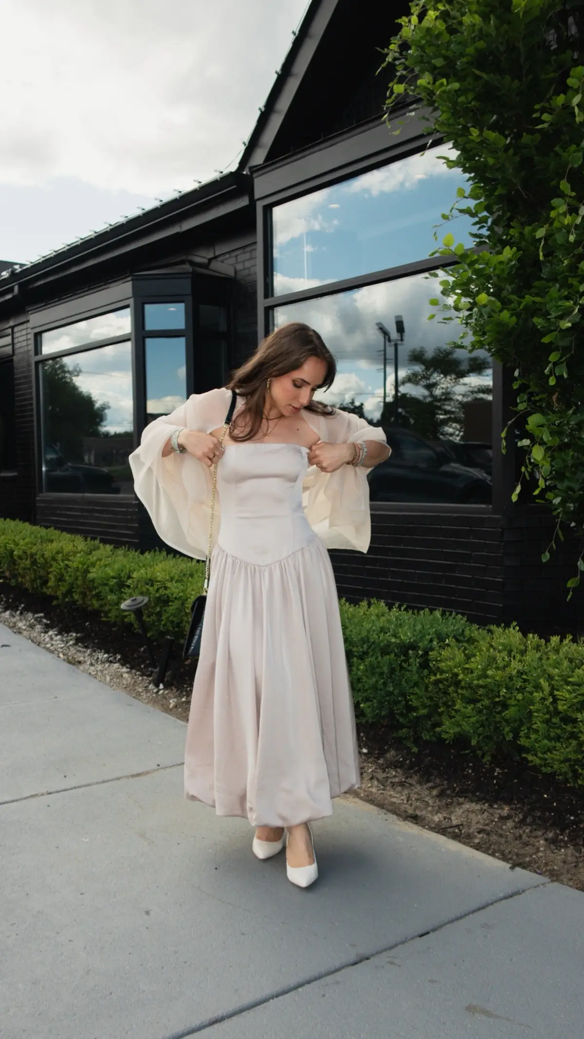 a moment for the dress bc i feel like a princess and so elegant n feminine 🕊️🥰 thank you @ClubLLondon  #fashion #modestfashion #explore