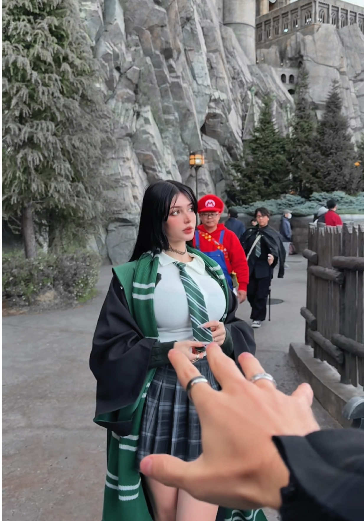 The guy on background😳 #hogwarts #harrypotter #slytherin #slytherincosplay #cosplaygirl 