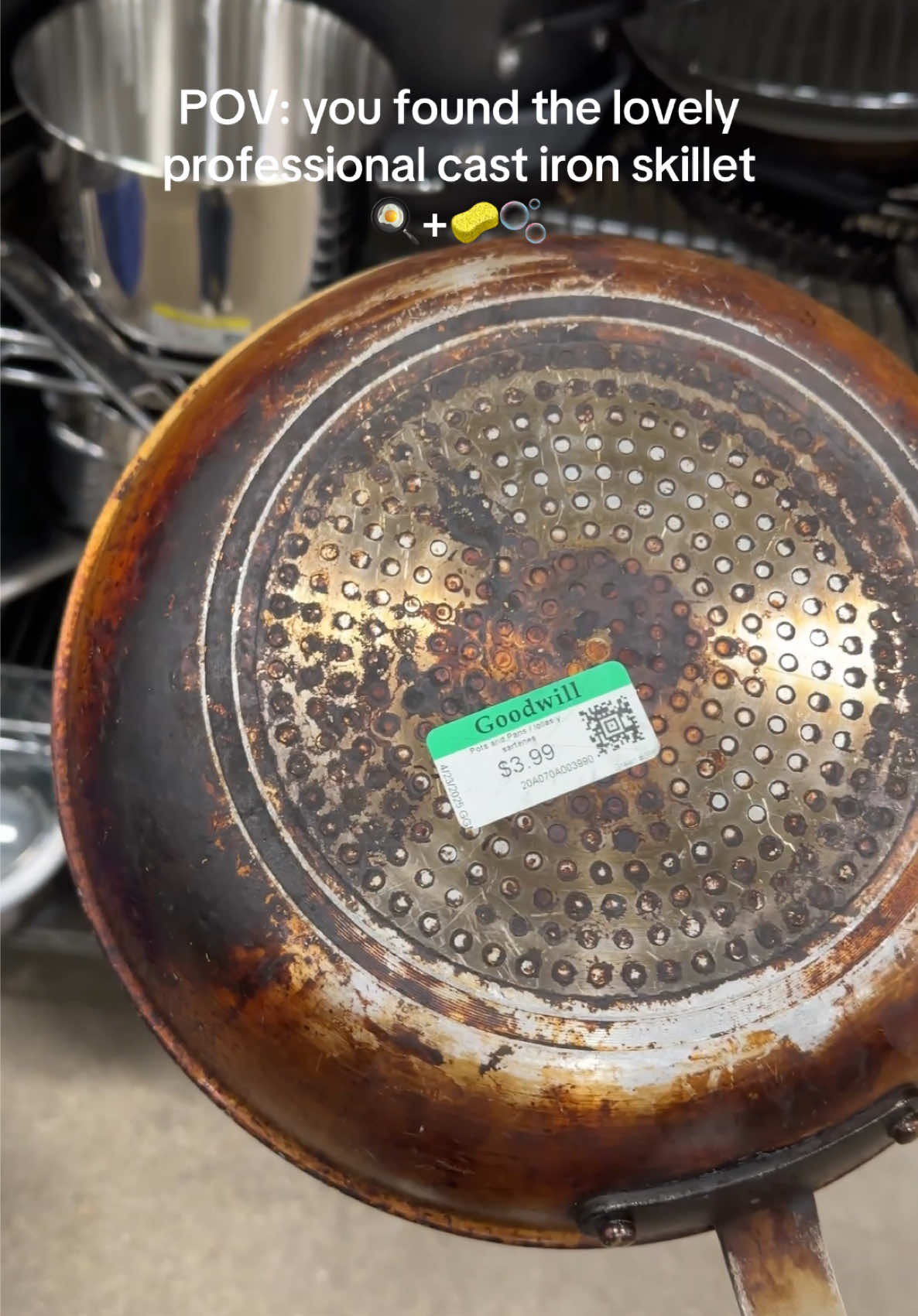 I'm ready to sell this frying pan for $10 🙌🏼💸 #asmr #thriftstore #asmrcleaning #cleantokasmr #washing #restoring #asmrvideo #cleaning #restoration 