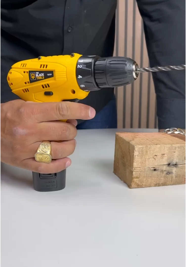 PARAFUSEIRA FURADEIRA 3/8 10MM SEM FIO BATERIA 12V BIVOLT TB-12A The Black Tools Essa ferramenta tem um design ergonômico, mandril de 3/8