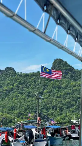VLOG - DAY 3 | MALAISIE 🇲🇾  L’équipe, on est en Malaisie pour quelques jours - on vous vlog ça toute la semaine !  Je vais essayé de vous partager un max l’expérience, avec des adresses, des activités, des lieux et peut-être même des bons plans !  Si cette destination fait parti de vos projets n’hésitez pas à follow, à poser vos questions,  Je ferais au mieux pour vous satisfaire ! 🫶🏼 On s’est envolé pour l’île de Langkawi : - bien arrivé El HemduliLlah !  - on a découvert notre hôtel (le PARKROYAL)  - on à dîner / brunché a l’hôtel ! - on a fait un petit tour à la piscine + plage de l’hôtel - puis on a prit la route pour la plage de THANJUNG RHU - de là-bas petite excursion : MANGROVE TOUR avec découverte de plusieurs îles  - petite baignade au TEMURUN waterfall - on a dîner au HADRAMAWAT GATE  - et on a traverser la plage de PENTAI CENANG pour rentrer  Demain sera notre deuxième jour sur l’île de Langkawi ! 🏝️ Restez co ! 🫶🏼