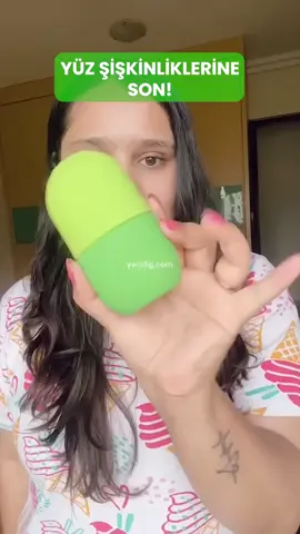 Cildine tazelik kat, gününe enerji! Yüz buz kalıbımızla gözenekleri sıkılaştır, şişkinliği azalt, doğal ışıltını ortaya çıkar. Her sabah sadece 1 dakika yeter! 🧊 Sipariş için profildeki linke tıkla. #ciltbakımı#yüzbuzuu#güzellikrutinii#gözenektemizliğii#ciltışığıı#buzterapisii#yenilenmişciltt#doğalgüzellikk#SelfCaree#yeniligg