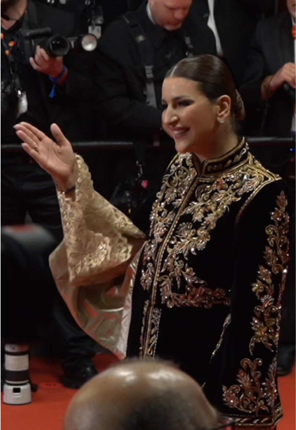 🇩🇿 اجعلوا العالم يشهد على روعة تراثنا.  ‏Faites rayonner aux yeux du monde la beauté de notre patrimoine. ✨💫 ‏‪#Caftanalgerien‬ ‪#FestivalDeCannes‬  ‫#القفطان_الجزائري‬ #hanaghezzar #hanaghezzarbouakkaz #caftanalgerien #caftanelkadi #feriel_haute_couture_blida #festivalcannes2025 #festivaldecannes #algerie#algerienne🇩🇿 #algeria #dzair #dz#fyp#foryou #foryoupage❤️❤️ #explore #algerienne #algerienne🇩🇿 #جزائرية 