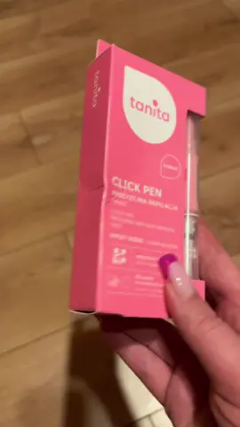 Billin emiili 😁 Kupiłam Tanita Click Pen do depilacji twarzy w Rossmannie za 22,99 zł i niestety trochę się zawiodłam. 🙁 Pomysł z aplikatorem w formie długopisu jest super – wygodny i poręczny, a zapach kwiatu wiśni bardzo przyjemny. 🌸 Niestety wosk jest gęsty i trudno go precyzyjnie nałożyć, szczególnie w okolicach brwi. 😬 Musiałam kilka razy powtarzać zabieg, żeby usunąć wszystkie włoski, a i tak pojawiły się podrażnienia. 😕 Fajny jako awaryjna opcja, ale na co dzień raczej nie wrócę. #TanitaClickPen #DepilacjaTwarzy #Rossmann #KosmetykiTest #DepilacjaWoskiem #recenzja 