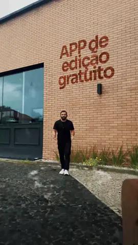 📲😱 Esse editor gratuito é o verdadeiro concorrente do CAPCUT. 🔥 💬 Comente “Mande esse app” que eu envio o link no direct para você baixar agora. Disponível para Android e iOS. 💥 Você não vai só fazer esse efeito como experimentar um editor completo com diversos efeitos, máscara, keyframe, mesclagem e muito mais.  💡 Dica boa é dica compartilhada, então compartilhe com alguém que edita para não perder essa. #publi #videomaker #edicaodevideo #videomobile #editordevideo