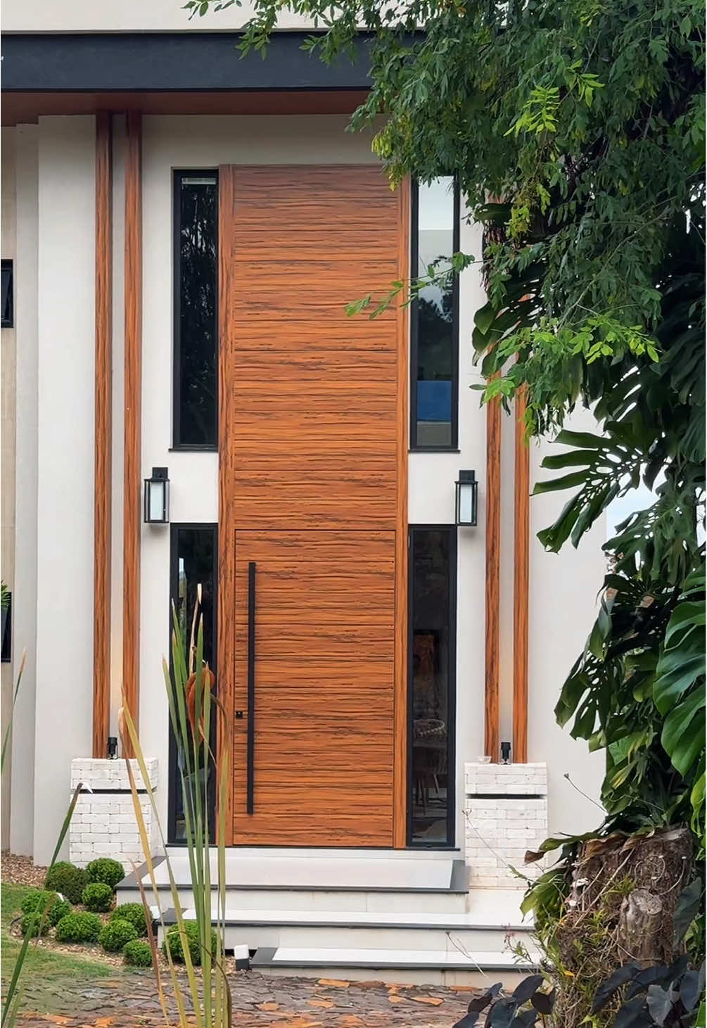 O que acharam desse projeto? 😍 #projetosaltopadrao #portasaltopadrao #portaprincipal #esquadriasdepvc #projetoresidencial #franquias 