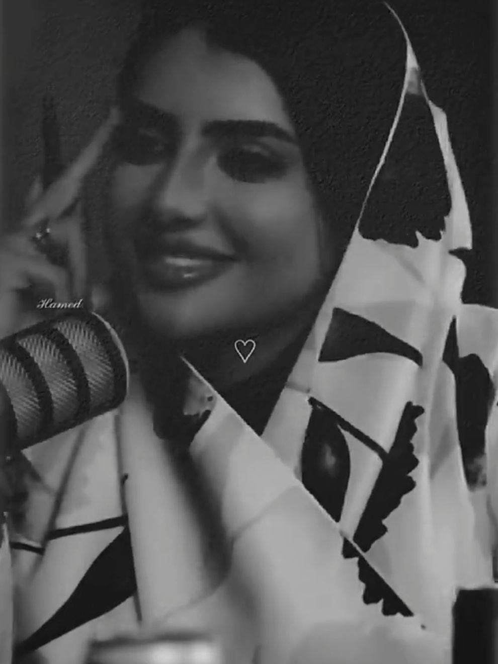 الله يشهد قاومت رغم الظروف ودورت تحت الرما على الامل عشت مابين القلق والامنيات وخلصتهن بالعسى وبلكي ولعل هيه مو شغله فشل بس الحياة تجبر اكبر واحد يعيش بفشل چان كلشي گبالي ينهار ويطيح وچان صوت بداخلي يگلي اكتفيت بس وحق الله عاندت حتى الممات وطحت واگف خاف يگولون انتهيت .  .  .  #حنوش_الحسيني #حنوش_الحسيني❤️ #حنوش_الحسيني💙 #شعر_حزين 