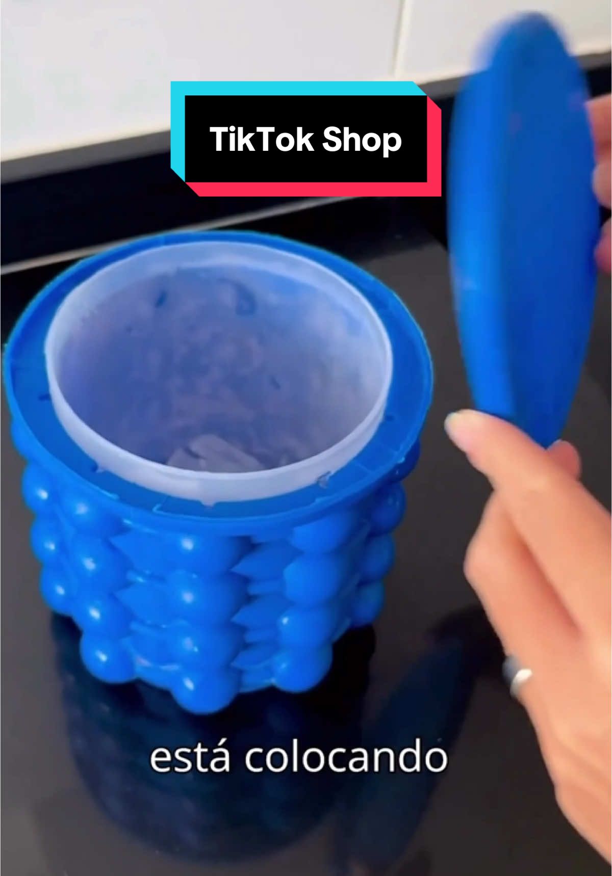 Cansado de bebida quente nas festas? 😩 Conheça a solução perfeita pra manter suas bebidas geladas por horas! ❄️🍹 Com capacidade de armazenamento pra até 120 cubos, esse baldinho térmico em silicone é prático, estiloso e super eficiente. As câmaras externas congelam, o centro armazena – você pode até deixar a bebida gelando direto ali! Ideal pra churrascos, jantares ou aquele drink no fim do dia. E o melhor: com tampa hermética, nada de cheiro no gelo! Garanta já o seu! 🛒 #SoluçãoPerfeita #GeloSempre #BaldeTérmico #DicaDeUtilidade #TikTokMeFezComprar