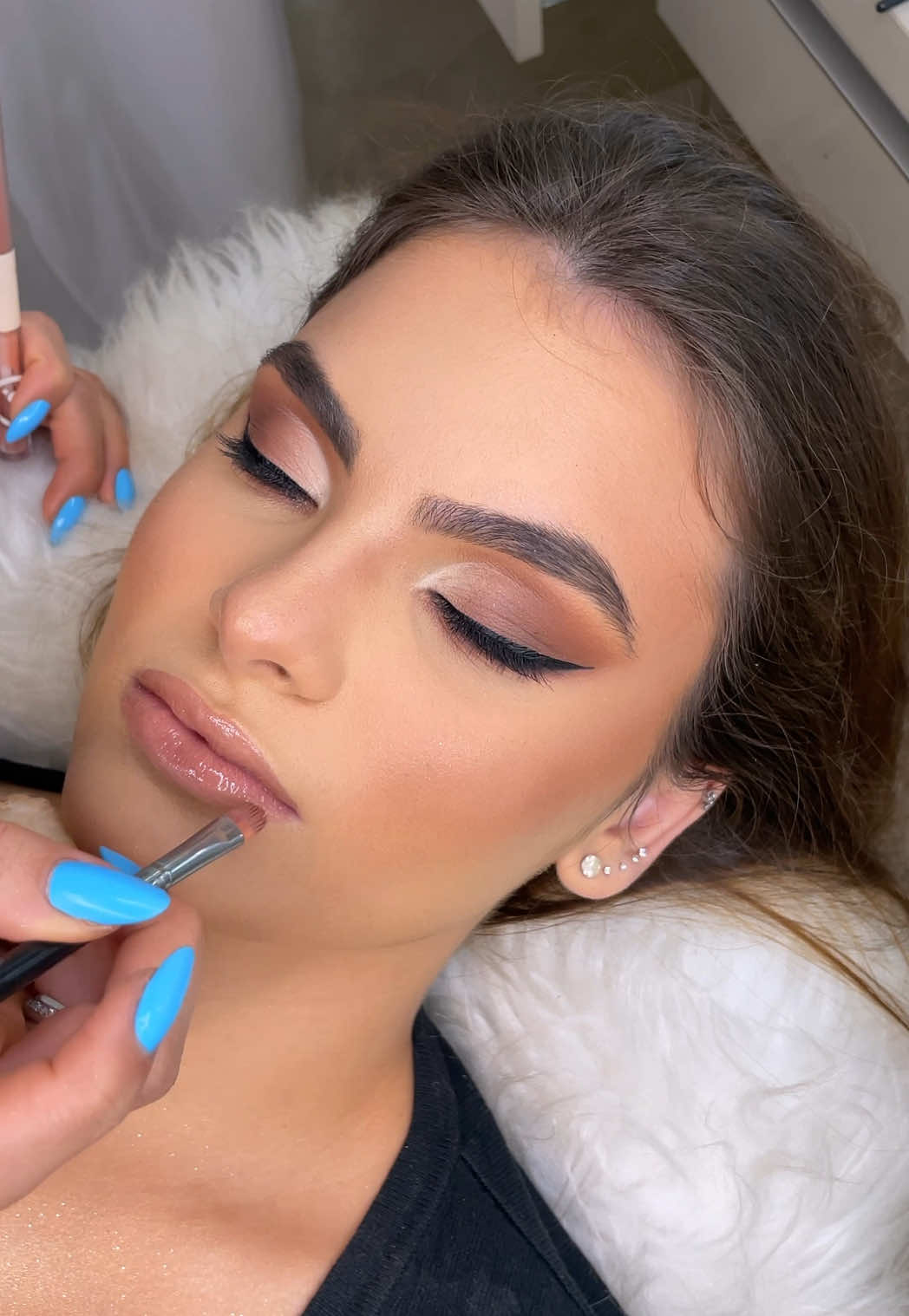 Tutorial da maquiagem mais pedida aqui no meu studio de maquiagem. Sombra tons neutros, sem nenhum brilho, delineado e lápis marcantes e boca gloss. Para delinear, sempre utilizo BT velvet da Bruna Tavares 🤎 #maquiagem #maquiagemprofissional #dior #viralvideos #tutorial 
