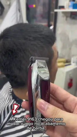 ✂️ Precisão profissional na palma da sua mão! Conheça a Kemei-9163, a máquina de acabamento ideal para quem exige cortes perfeitos em barba, cabelo e bigode. Com lâminas de aço inox ultra afiadas, motor potente e design ergonômico, ela oferece um acabamento limpo, rápido e sem esforço — seja em casa ou na barbearia. 🔋 Bateria de longa duração com carregamento USB 🔇 Motor silencioso e eficiente 🧼 Fácil de limpar, com lâminas removíveis 💈 Ideal para uso profissional e pessoal 🔥 Chegou a hora de elevar seu estilo com qualidade e praticidade. Garanta a sua agora!                                                  #TikTokShopBrasil #tiktok #vendasonline #vendas #compras #comprasonline 